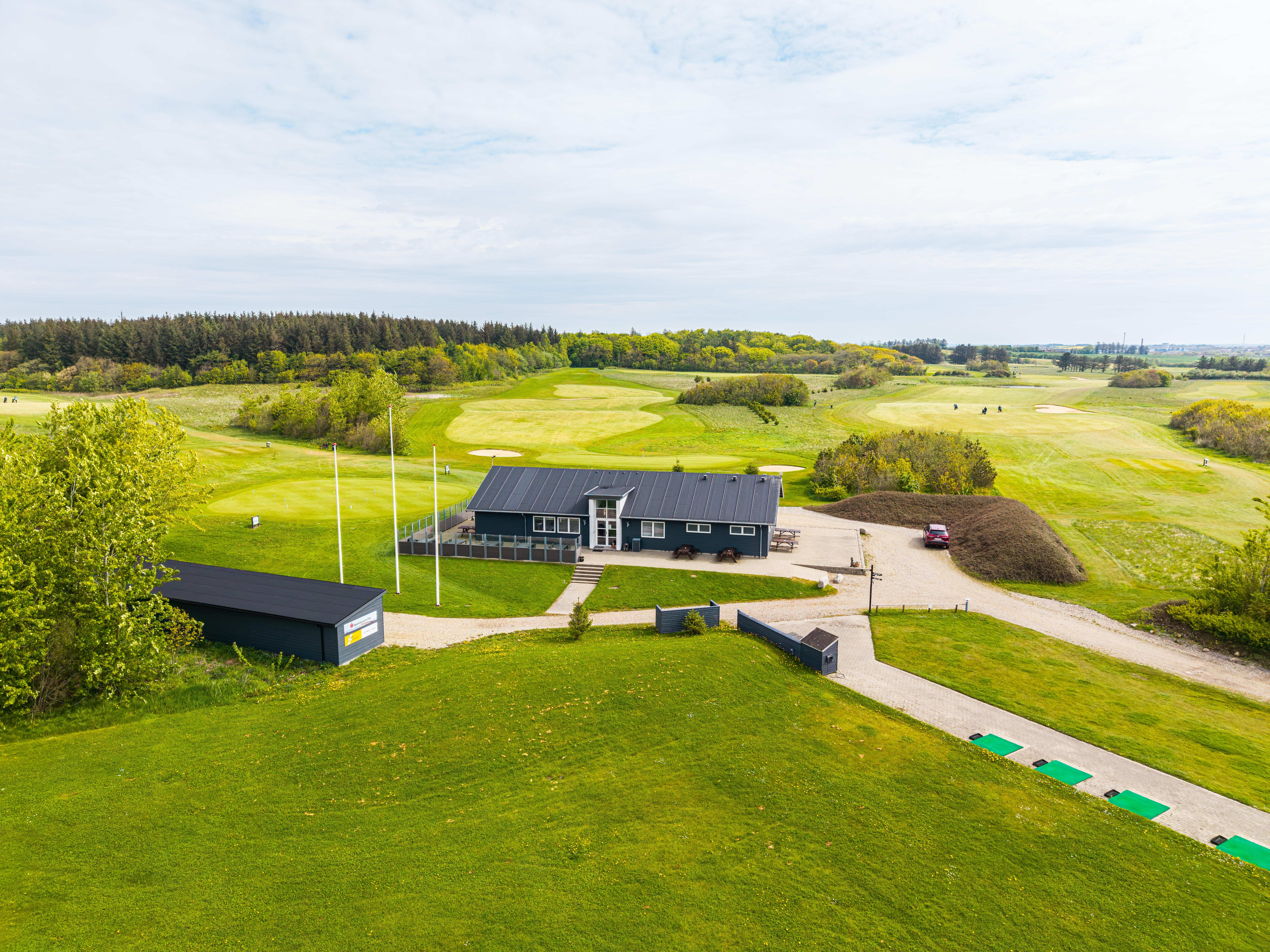 Golfbane med klubhus og grønne fairways